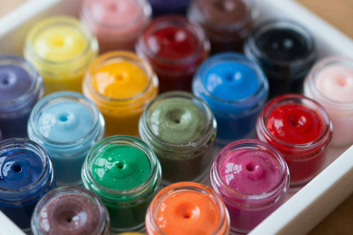 Smalto fai-da-te: 5 tonalità uniche che puoi creare con materiali low-cost e tanta creatività